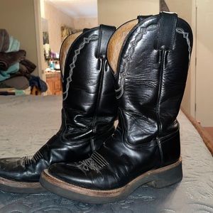Women’s cowgirl boots